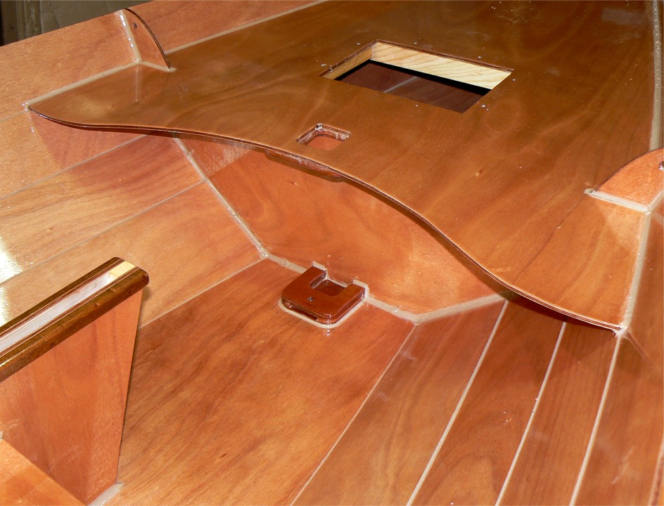 Gros plan sur le pied de m&acirc;t et l'&eacute;tambrai. On aper&ccedil;oit par l'ouverture du caisson avant le barrot qui renforce le dessus du caisson en avant de l'ouverture et l'&eacute;longis b&acirc;bord. 