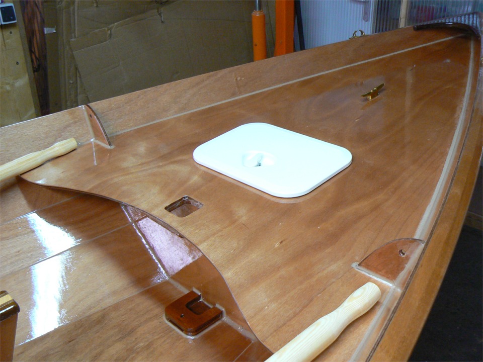 Et voil&agrave; ce que &ccedil;a donne avec la trappe en place. Comme d&eacute;j&agrave; discut&eacute;, ce type de trappe &agrave; charni&egrave;re donne un acc&egrave;s bien plus pratique pour acc&eacute;der &agrave; l'int&eacute;rieur du caisson. Par contre, elles sont plus visibles que les trappes rondes plac&eacute;es dans les cloisons.