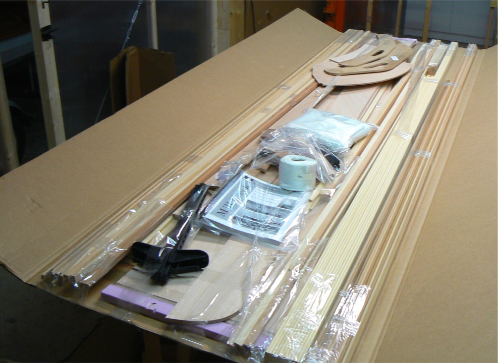 De mon cot&eacute;, j'ouvre un kit de Mill Creek 13 hybride (il ne s'agit pas d'un kit standard : en principe le Mill Creek 13 n'est pas disponible avec un pont latt&eacute;, mais avec Arwen Cehef, c'est possible !) Je vais construire ce bateau pour le compte d'un client de Belgique. 