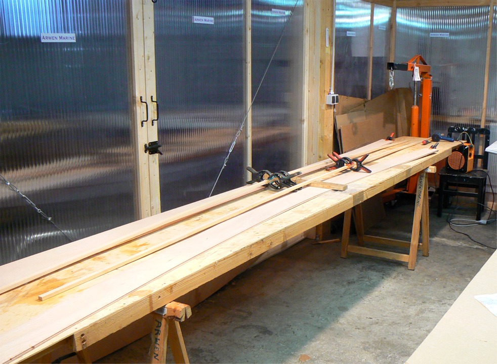 J'ai commenc&eacute; la construction du Mill Creek 13 "hybride" (pont latt&eacute; sur coque cousue-coll&eacute;e en contreplaqu&eacute;) : ici c'est le collage des scarfs des bord&eacute;s, et par-dessus je colle aussi celui des deux serres bauqui&egrave;res. 