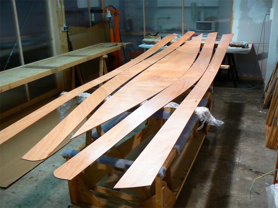 Ensuite, je passe une couche d'impr&eacute;gnation &eacute;poxy sur toutes les pi&egrave;ces de contreplaqu&eacute;. 