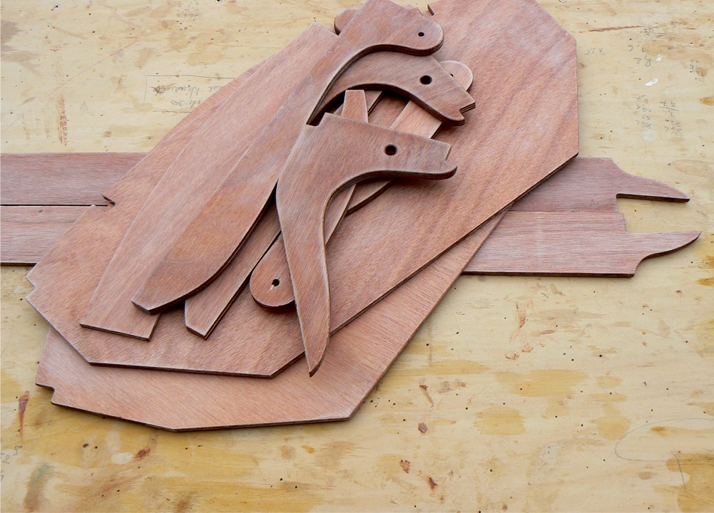 Puis je ponce toutes les pi&egrave;ces impr&eacute;gn&eacute;es afin d'&eacute;grener et de fournir une accroche m&eacute;canique pour les collages &agrave; venir ou la stratification. Voici ici les petites pi&egrave;ces : les courbes de support des passavants, l'ossature du si&egrave;ge latt&eacute;, les cloisons des compartiments &eacute;tanches avant et arri&egrave;re et enfin les hiloires du cockpit. 