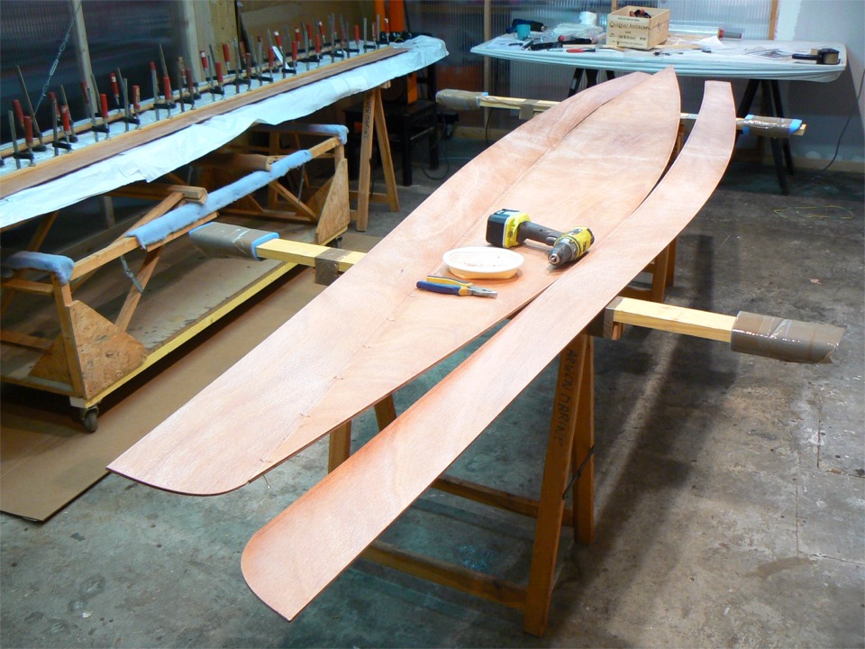 Et c'est parti ! Le panneau de bouchain tribord est d&eacute;j&agrave; sutur&eacute; sur la moiti&eacute; de la longueur du joint avec la sole. 