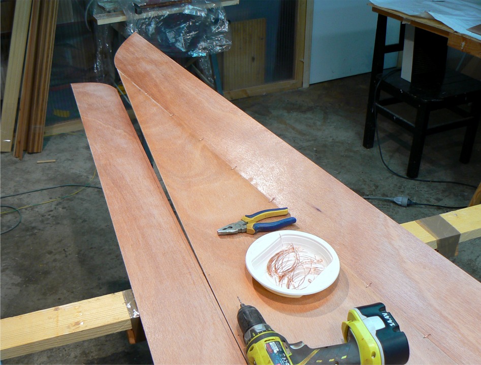 J'ai fait tous les trous des sutures &agrave; la p&eacute;riph&eacute;rie de la sole, et je perce les trous correspondants sur le bord&eacute; de bouchain au fur et &agrave; mesure de l'avancement. 