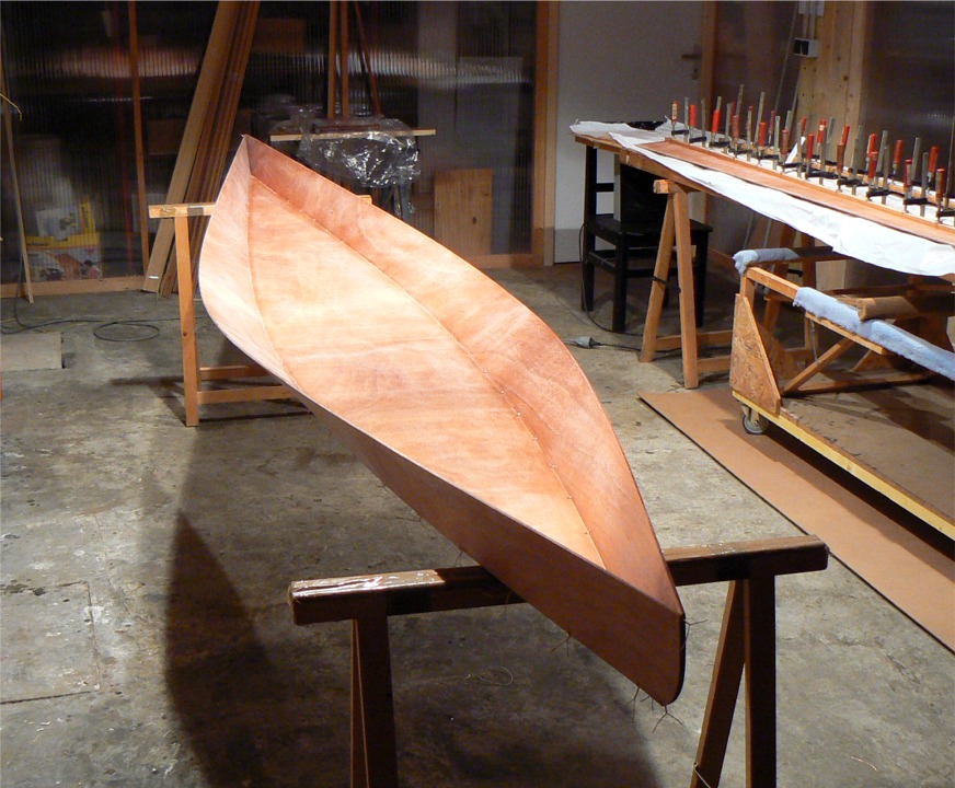 Et voil&agrave; ! Les bord&eacute;s de bouchain sont sutur&eacute;s de bout en bout, le bas de la coque est pr&ecirc;t &agrave; recevoir les carreaux, d&egrave;s que le collage des serres aura durci. Vue de l'arri&egrave;re... 