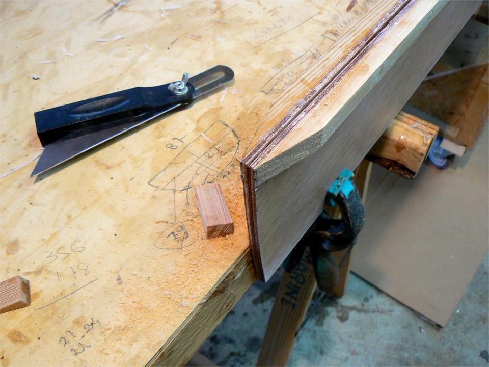 Je donne un coup de scie sur les extr&eacute;mit&eacute;s avant des serres afin de pouvoir fermer l'&eacute;trave, et je ferai de m&ecirc;me pour l'&eacute;tambot &agrave; l'arri&egrave;re, avec un angle un peu moins aigu. 