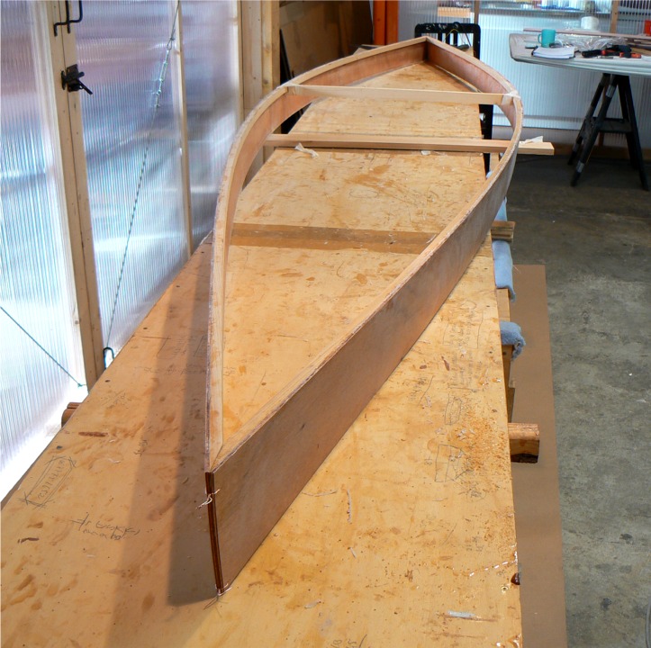 J'ai sutur&eacute; l'&eacute;trave et l'&eacute;tambot, et ins&eacute;r&eacute; une barre d'ouverture au bau maximum. 