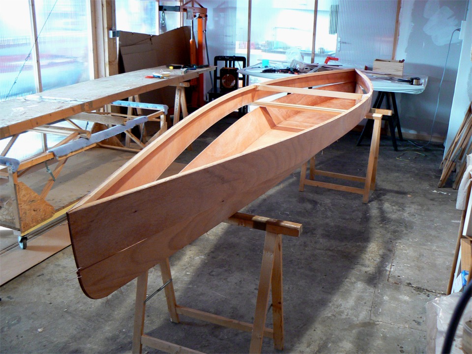 Et l'ensemble est pos&eacute; sur la partie basse de la coque : plus qu'&agrave; suturer les deux joints ! Le "jour" &agrave; fermer sur ce joint est assez impressionnant, de l'ordre de 10 cm au plus large, au ma&icirc;tre bau ! 