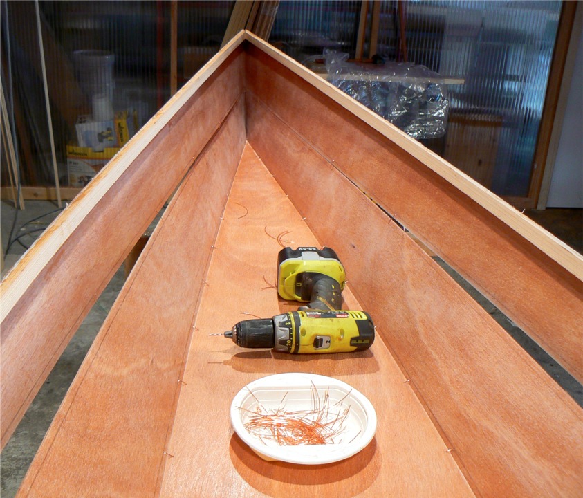 Je commence &agrave; la proue, et j'avance vers l'arri&egrave;re en alternant 3 sutures d'un bord, puis 3 sur l'autre, etc. J'ai fait les trous sur le bas des carreaux avant de les suturer ensemble, et je fais ceux des panneaux de bouchain en face des trous existants au fur et &agrave; mesure de la progression. 