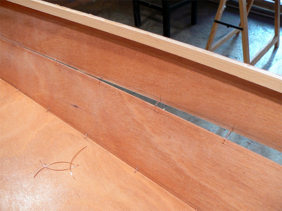 La suture la plus r&eacute;cemment pos&eacute;e, &agrave; droite, permet de serrer celles qui sont d&eacute;j&agrave; pos&eacute;es, de sorte que le "jour" est r&eacute;duit puis &eacute;limin&eacute;, 5 sutures en arri&egrave;re de la suture la plus r&eacute;cemment mise en place. Laborieux &agrave; expliquer (&agrave; faire aussi, d'ailleurs !) 