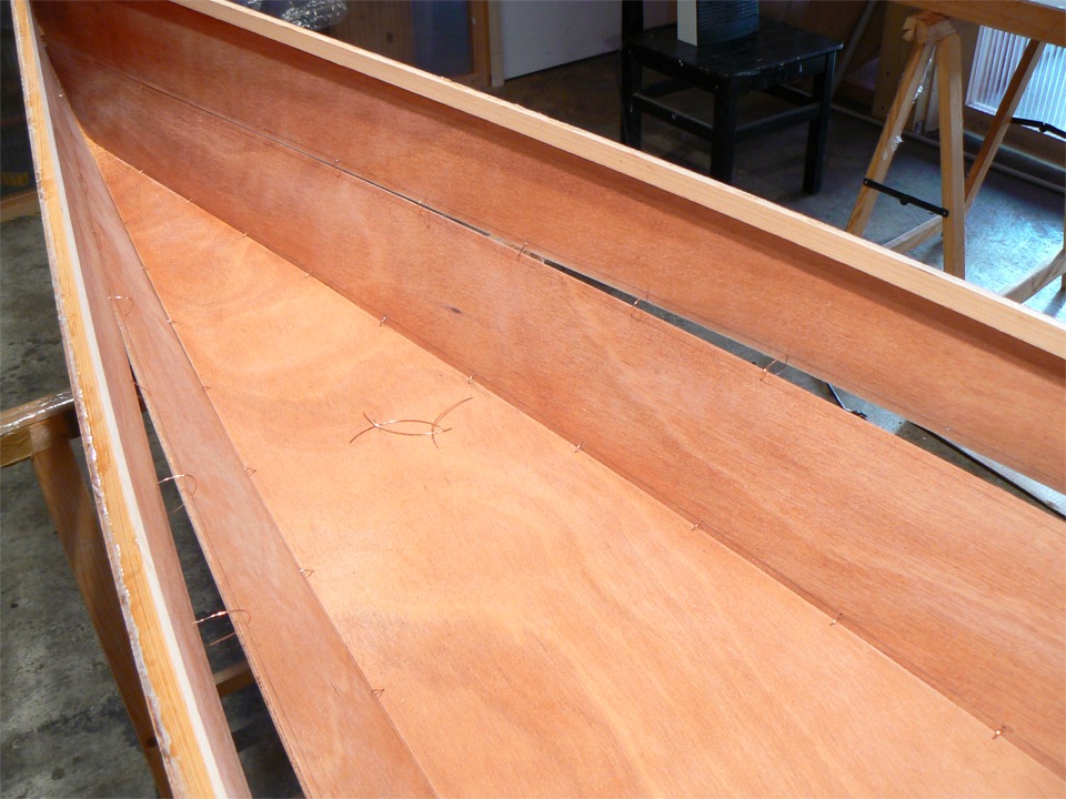 Le "jour" se ferme petit &agrave; petit, je reserre les sutures d&eacute;j&agrave; en place en revenant en arri&egrave;re it&eacute;rativement, car le "jour" se ferme progressivement en ajoutant de nouvelles sutures. 