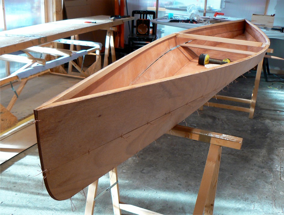 Derni&egrave;re image avec la traverse qui supporte la partie haute de la coque, visible sous la barre d'ouverture.