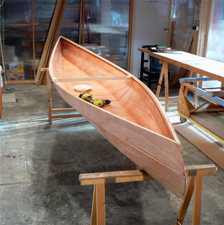 J'ai enlev&eacute; la traverse quand la progression des sutures a atteint le maitre bau, car la partie haute de la coque tient maintenant suffisamment gr&acirc;ce aux sutures. 