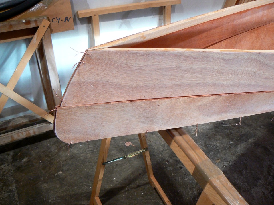 Le "jour" est pratiquement &eacute;limin&eacute;, mais il y a encore un "cran" dans l'&eacute;tambot, dont la ligne est tr&egrave;s &eacute;l&eacute;gamment invers&eacute;e. Si ce cran ne disparait pas totalement quand toutes les sutures sont en place, je rectifierai la courbe apr&egrave;s le collage des joints. 