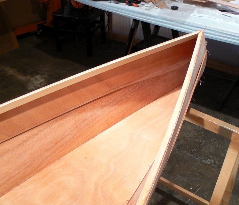 Vue de l'int&eacute;rieur de la poupe avant de terminer la pose des sutures. 