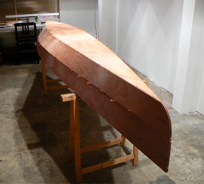 Suite de la construction du Mill Creek 13 : j'ai retourn&eacute; la coque pour redonner un tour &agrave; toutes les sutures qui en ont besoin afin d'avoir des joints fins et r&eacute;guliers.