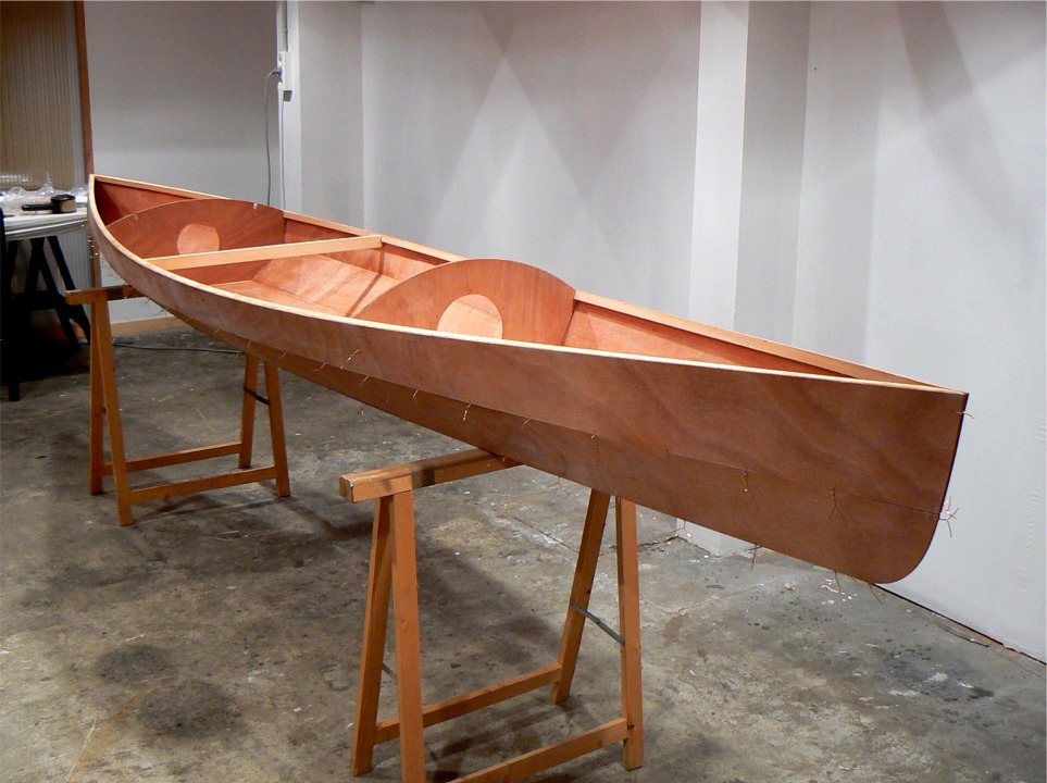 Je remets la coque &agrave; l'endroit et je suture en place les cloisons avant et arri&egrave;re. Notez le bouge important de la cloison avant, qui permet de remonter la jonction avant de l'hiloire de cockpit, fix&eacute;e sur sa face arri&egrave;re, afin de r&eacute;duire le risque qu'une vague arrive &agrave; s'inviter &agrave; bord. 