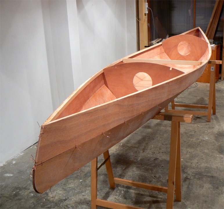 J'ai toujours un "cran" dans la ligne de l'&eacute;tambot : il semble que les bord&eacute;s de bouchain soient trop longs de 5 &agrave; 10 mm par rapport aux carreaux. Ce n'est pas un probl&egrave;me, j'&eacute;liminerai ce cran quand toute la coque sera coll&eacute;e. 