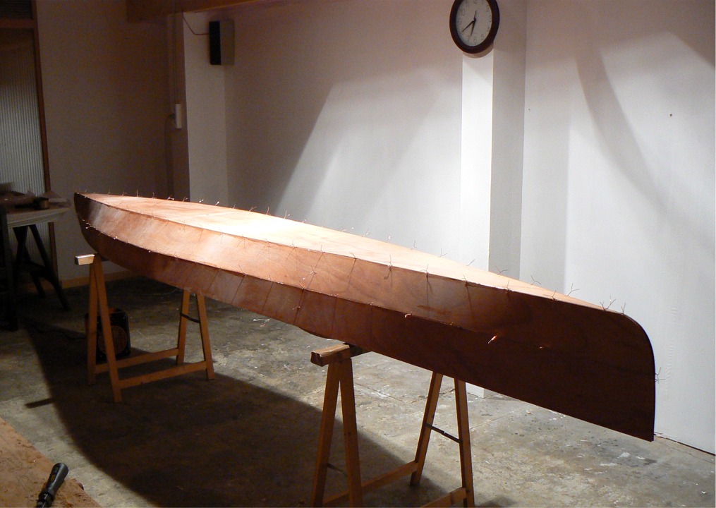 Photo vesp&eacute;rale artistique... L'&eacute;clairage met en valeur la ligne des bouchains. J'adore la ligne de l'&eacute;trave verticale avec son brion rond et net. 