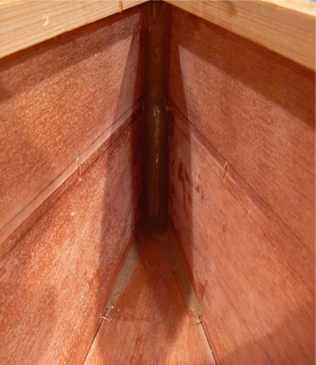 Vue int&eacute;rieure de l'&eacute;tambot : j'ai r&eacute;alis&eacute; un joint-cong&eacute; sur toute sa hauteur, et j'ai &eacute;bauch&eacute; la jonction avec les joints int&eacute;rieurs entre la sole et les panneaux de bouchain. 