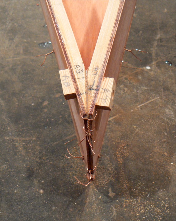 Voici la poupe vue de dessus. Les cales biseaut&eacute;es donnent aux vis temporaires qui tiennent le collage des serres bauqui&egrave;res un angle de travail plus proche de la perpendiculaire &agrave; l'axe du kayak (oui je sais, &ccedil;a fait une phrase indigeste). 