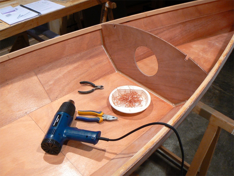 Je viens d'extraire les sutures, car l'&eacute;poxy est maintenant assez dure. Le d&eacute;capeur thermique m'a servi &agrave; chauffer les quelques sutures prises dans l'&eacute;poxy : expos&eacute;es quelques secondes au flux d'air chaud, elles viennent gentiment, m&ecirc;me celles qui totalement noy&eacute;es dans l'&eacute;poxy, comme celles des cloisons. 