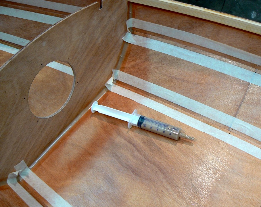 Voici l'arme : j'ai rempli ma seringue d'&eacute;poxy charg&eacute;e. Le dosage de la charge est d&eacute;licat : la consistence de l'&eacute;poxy doit &ecirc;tre assez liquide pour &ecirc;tre d&eacute;pos&eacute;e &agrave; la seringue, mais assez visqueuse pour "tenir" une fois d&eacute;pos&eacute;e sur les parois parfois verticales. 