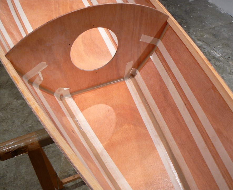 Voici les filets de jonction de la sole et des panneaux de bouchain dans le compartiment avant : je viens de les lisser avec un autre outil ultra-sophistiqu&eacute; : la cuiller en plastique ! 