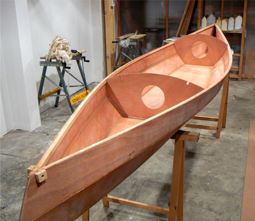 J'ai fini tous les joints int&eacute;rieurs. Le tas de nouilles que l'on aper&ccedil;oit sur l'&eacute;tabli &agrave; gauche est l'amoncellement des bandes d'adh&eacute;sif que je viens d'arracher et que je n'ai pas encore jet&eacute;es. 