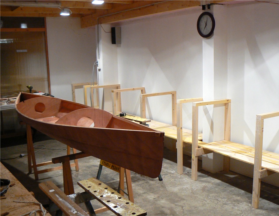 J'ai eu du mal &agrave; me d&eacute;cider sur les mat&eacute;riaux (contreplaqu&eacute;, agglo, bois d'arbre...) et la technique de montage. Finalement, j'ai opt&eacute; pour un plateau en sapin (planches de 25 mm d'&eacute;paisseur) afin de pouvoir visser directement dedans pour presser des collages, par exemple. Du coup, pas besoin de structure longitudinale sous les planches. J'installe une &eacute;tag&egrave;re l&eacute;g&egrave;re (sapin de 15 mm) &agrave; 40 cm du sol pour ranger du bazar sous le plan de travail. 