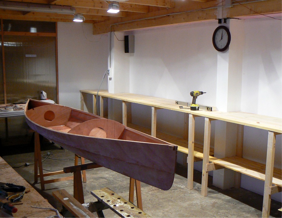 La surface du plateau est assez haute (96 cm) afin de travailler debout sans se courber. Les trois planches de 20 cm de large sont simplement pos&eacute;es sur les traverses. Je verrai &agrave; l'usage s'il y a lieu de les fixer. Un &eacute;tabli de 7 m&egrave;tres de long : j'en r&ecirc;vais ! 