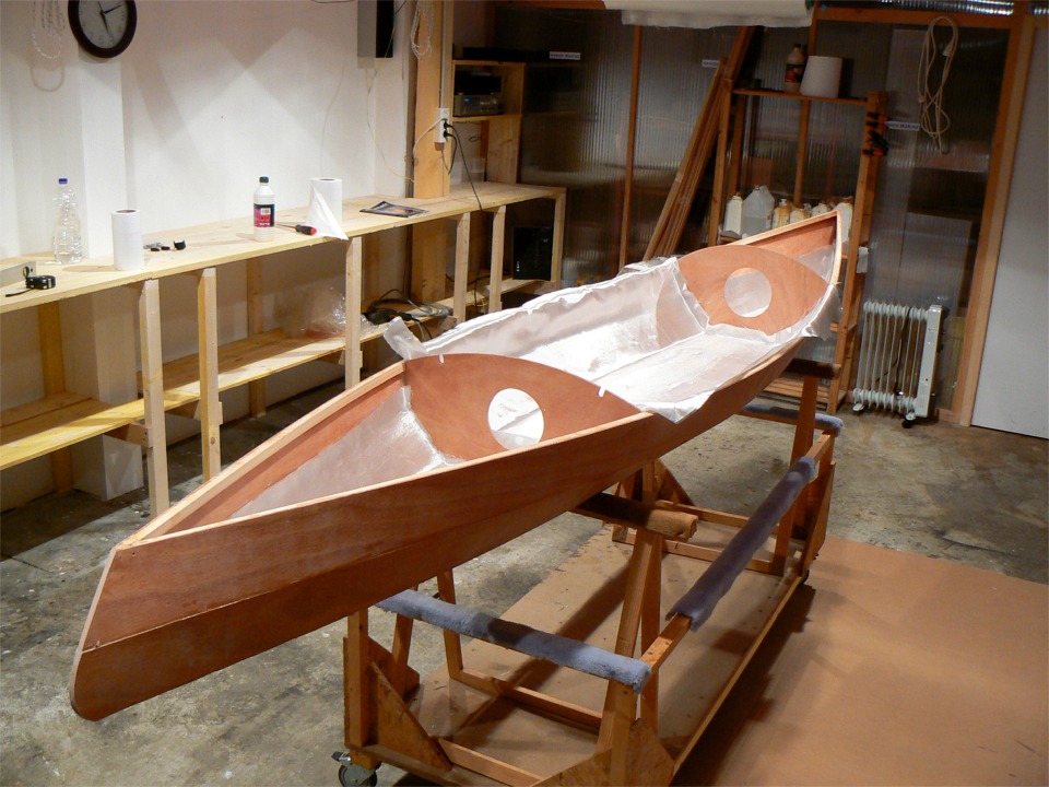 Je passe &agrave; la stratification de l'int&eacute;rieur du Mill Creek 13. Normalement, on ne met que de la bande bidirectionnelle pour renforcer les joints, mais je trouve les lisi&egrave;res assez pro&eacute;minentes, ce qui est d&eacute;sagr&eacute;able dans le cockpit notamment. Seule cette zone est int&eacute;gralement stratifi&eacute;e : dans les compartiments avant et arri&egrave;re, j'arr&ecirc;te le tissu au-dessus du joint entre les panneaux lat&eacute;raux pour gagner un peu de poids dans les extr&eacute;mit&eacute;s. 