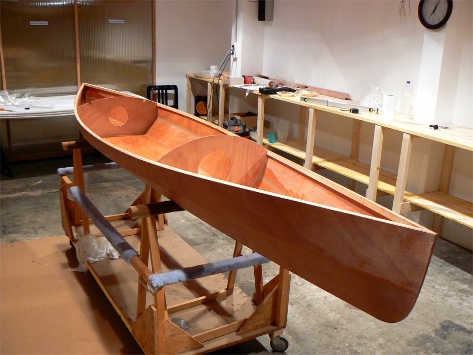 Et voil&agrave; ce que cela donne apr&egrave;s saturation du tissu de verre (serg&eacute; de 170 g/m2). Je n'ai pas pris le temps de poser la squeegee pour faire des photos du tissu partiellement satur&eacute; car j'ai chauff&eacute; l'atelier un peu fort pendant cette phase afin que l'&eacute;poxy "prenne" bien, et du coup j'&eacute;tais sous pression pour finir vite ! Entre le tissu et la r&eacute;sine, je viens d'ajouter 900 grammes au poids de la coque, soit 5% du poids du bateau fini. 