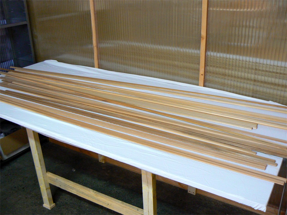 J'essaie de trier les lattes en fonction de leur coloration : claire, sombre et moyenne. Elles sont toutes fa&ccedil;onn&eacute;es &agrave; partir de c&egrave;dre am&eacute;ricain, et c'est un vrai plaisir de respirer cette odeur douce et pleine de nuances (tr&egrave;s abr&eacute;able, certes, mais tout cela ne m'aide gu&egrave;re &agrave; trier...) 