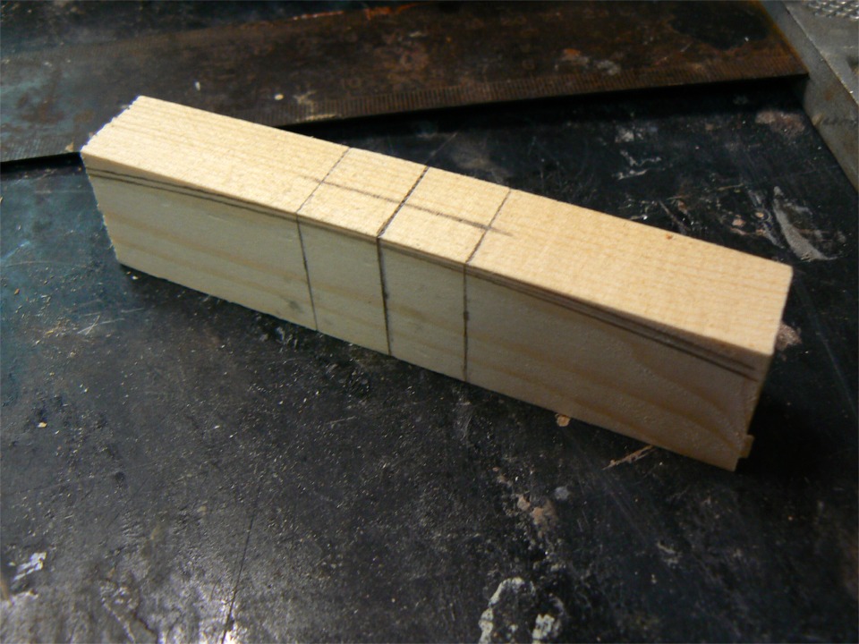 Je d&eacute;cide donc de tailler une pi&egrave;ce suppl&eacute;mentaire pour recevoir l'extr&eacute;mit&eacute; avant des &eacute;longis, qui ne sont que viss&eacute;s et coll&eacute;s &agrave; l'&eacute;poxy sur la face arri&egrave;re de la cloison avant. 