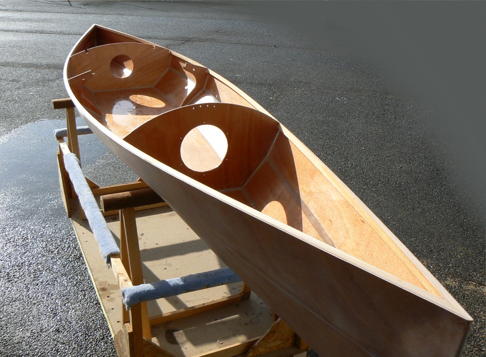 Avant le collage des &eacute;longis, je profite des derniers instants o&ugrave; j'ai un acc&egrave;s vraiment facile sur l'int&eacute;rieur afin de faire un bon pon&ccedil;age de la surface de l'&eacute;poxy. Je n'ai pas assez chauff&eacute; et j'ai du blush qui colmate le papier de verre. Un petit nettoyage &agrave; l'eau claire et tout rentre dans l'ordre. 