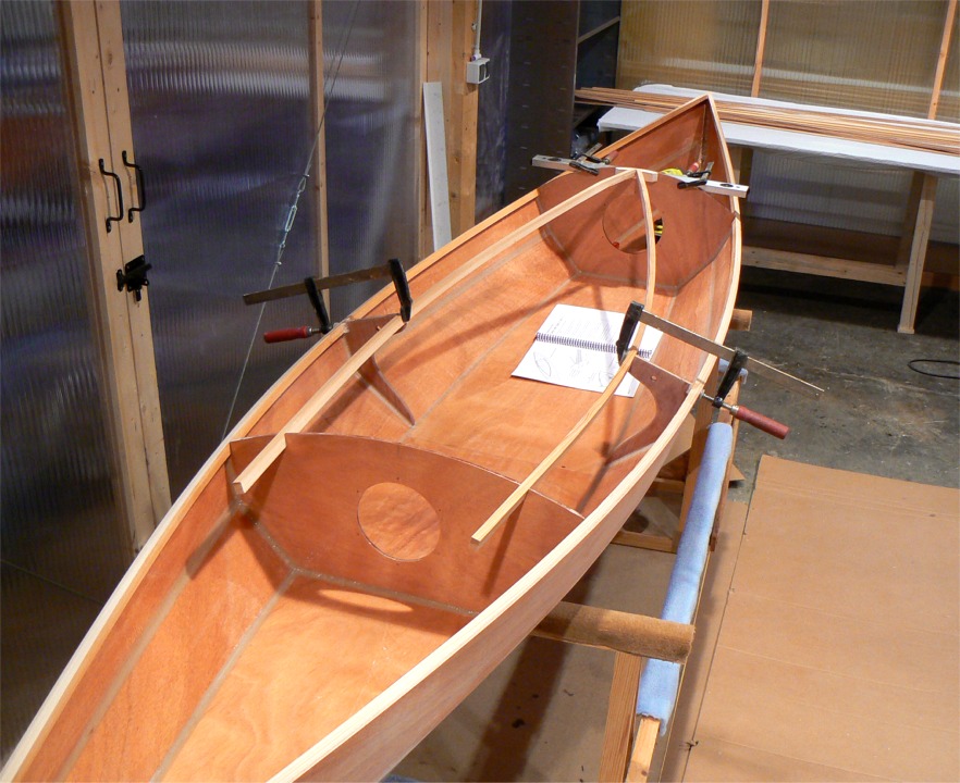 Dernier montage "&agrave; sec" des &eacute;longis avec la pi&egrave;ce du nez sur la cloison avant. 