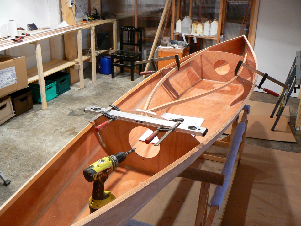 Mon niveau &agrave; bulle fait des heures sup' en raidisseur de la cloison avant. 