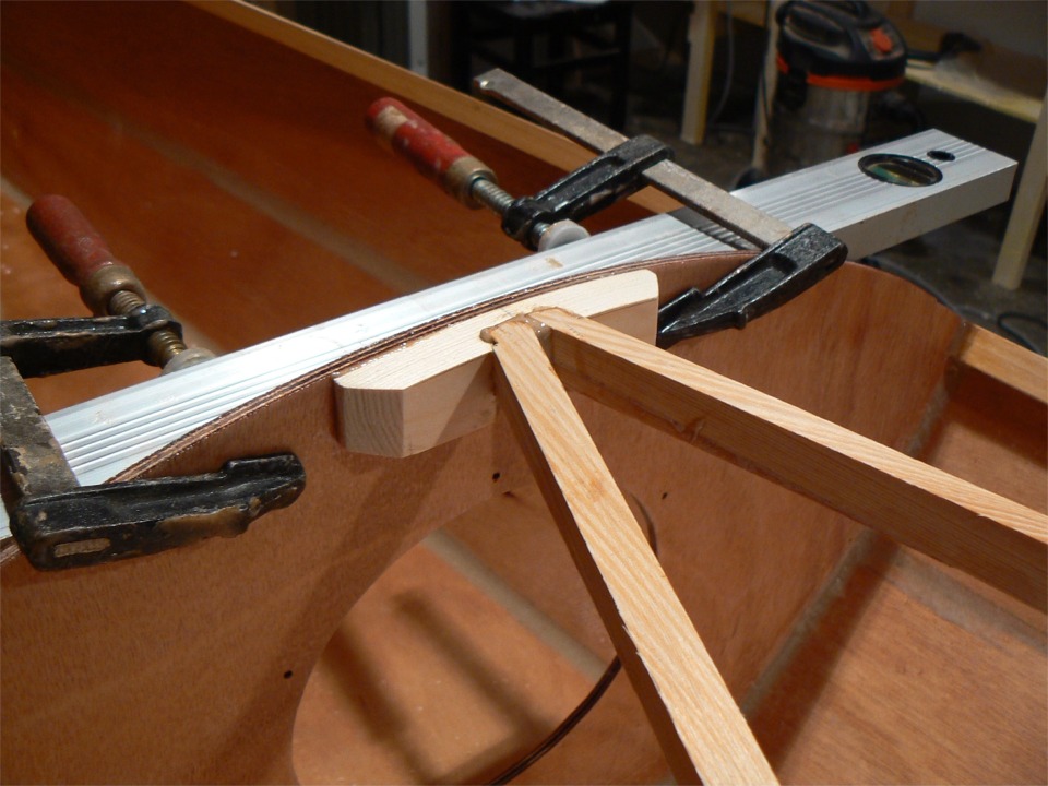 Je suis tr&egrave;s content de mon sabot et si je n'avais pas des gants pleins d'&eacute;poxy (et nettement plus de souplesse), je me taperais volontiers dans le dos pour me f&eacute;liciter ! 