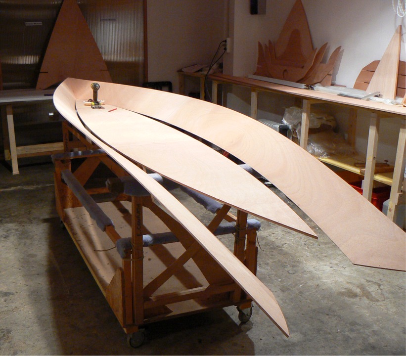 J'ai commenc&eacute; la construction du Skerry pour le concours du Chasse-Mar&eacute;e. Je commence &agrave; suturer les deux bord&eacute;s 1 sur la sole. Celle-ci est en contreplaqu&eacute; marine de 9 mm, alors que les bord&eacute;s sont en 6 mm. 