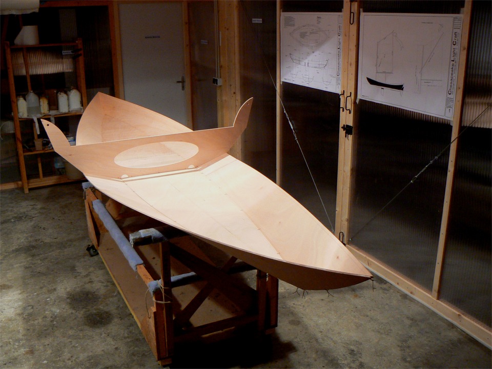 J'ins&egrave;re la membrure centrale, qui force les bord&eacute;s 1 du Skerry dans une position plus horizontale, et ainsi annule le cintrage inverse de la sole.