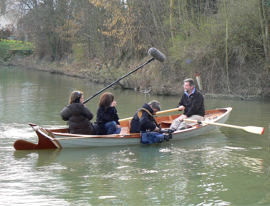 Non, je n'ai pas le r&ocirc;le titre dans le tournage des aventures d'Howard Blackburn, c'est une &eacute;quipe de France 3 qui vient me rendre visite pour tourner un "sujet" sur mes activit&eacute;s. Nous avons d'abord tourn&eacute; plus de 2 heures &agrave; l'atelier et nous allons sur l'eau en fin d'apr&egrave;s-midi. 
