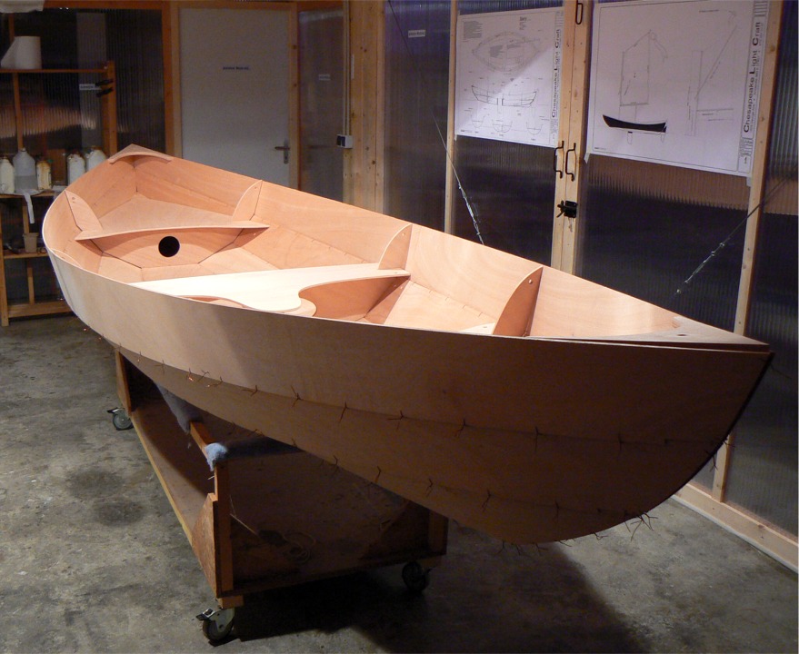 J'ai fini de suturer tous les bord&eacute;s, les trois membrures sont aussi partiellement sutur&eacute;es et les si&egrave;ges sont pos&eacute;s en place pour v&eacute;rifier que tout "colle" (ou va coller plut&ocirc;t - non Pluto, c'est le chien de Mickey). Vue de l'avant. 