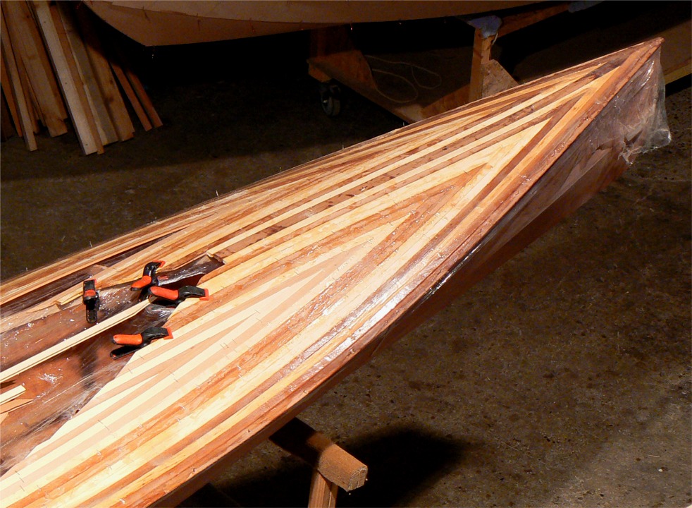 Sur tribord, toutes les lattes sont coup&eacute;es, et les 4 derni&egrave;res sont mont&eacute;es "&agrave; sec" : je dois encore les coller &agrave; l'&eacute;poxy. 