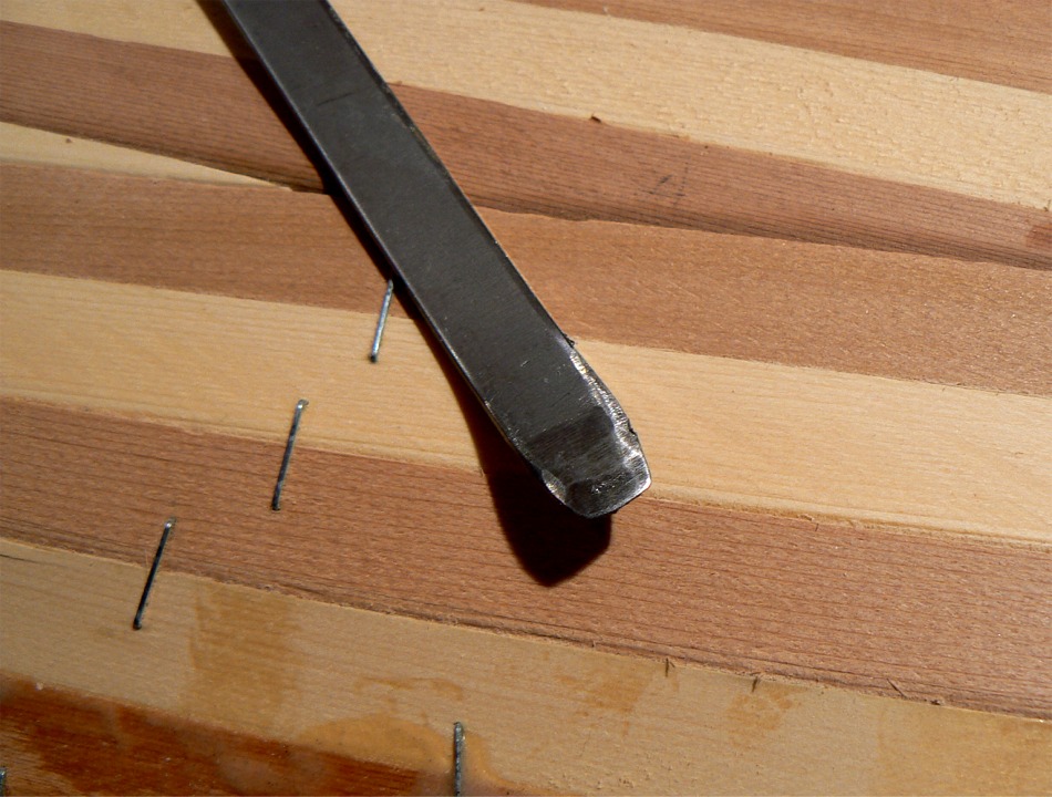 Je me suis fabriqu&eacute; ce petit outil pour arracher les agraffes : j'ai pli&eacute; et meul&eacute; une chute de barre en inox afin de l'ins&eacute;rer sous les agraffes et les soulever sans marquer le bois. 