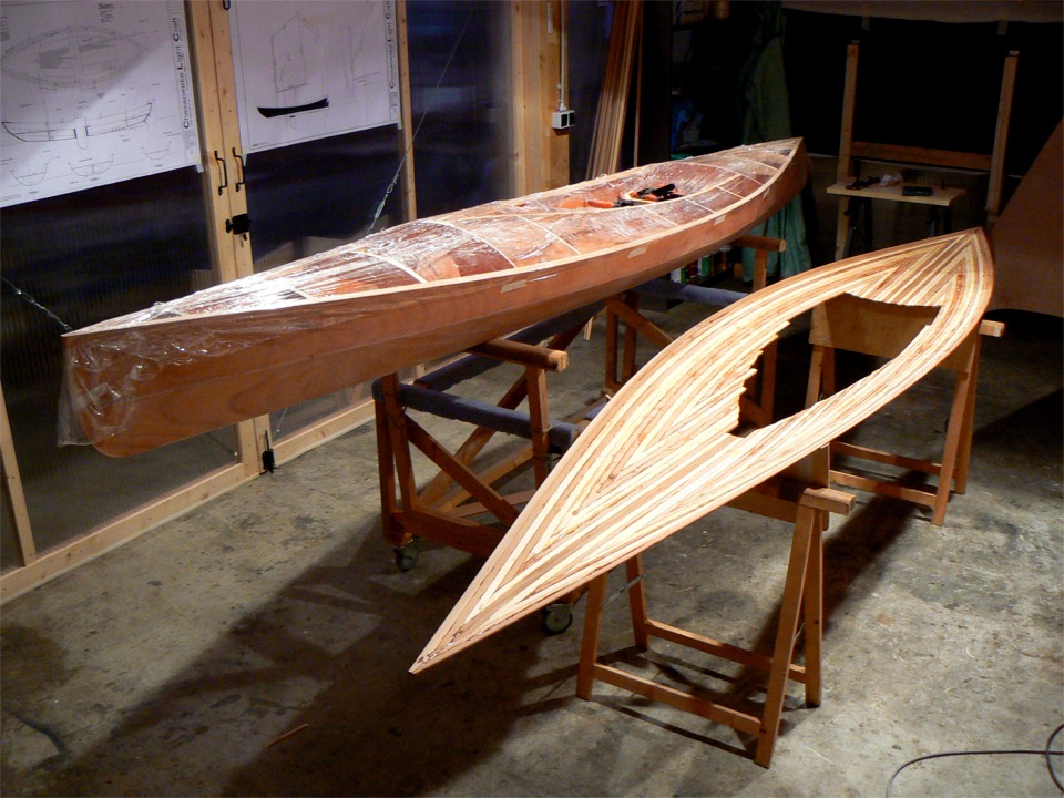 J'ai enlev&eacute; toutes les agraffes, ainsi que les pointes qui tenaient les lattes de plat-bord dans les serres bauqui&egrave;res, et j'ai d&eacute;gag&eacute; doucement le pont que j'ai pos&eacute; &agrave; l'envers sur un ber constitu&eacute; de couples femelles viss&eacute;s sur ces tr&eacute;teaux. 