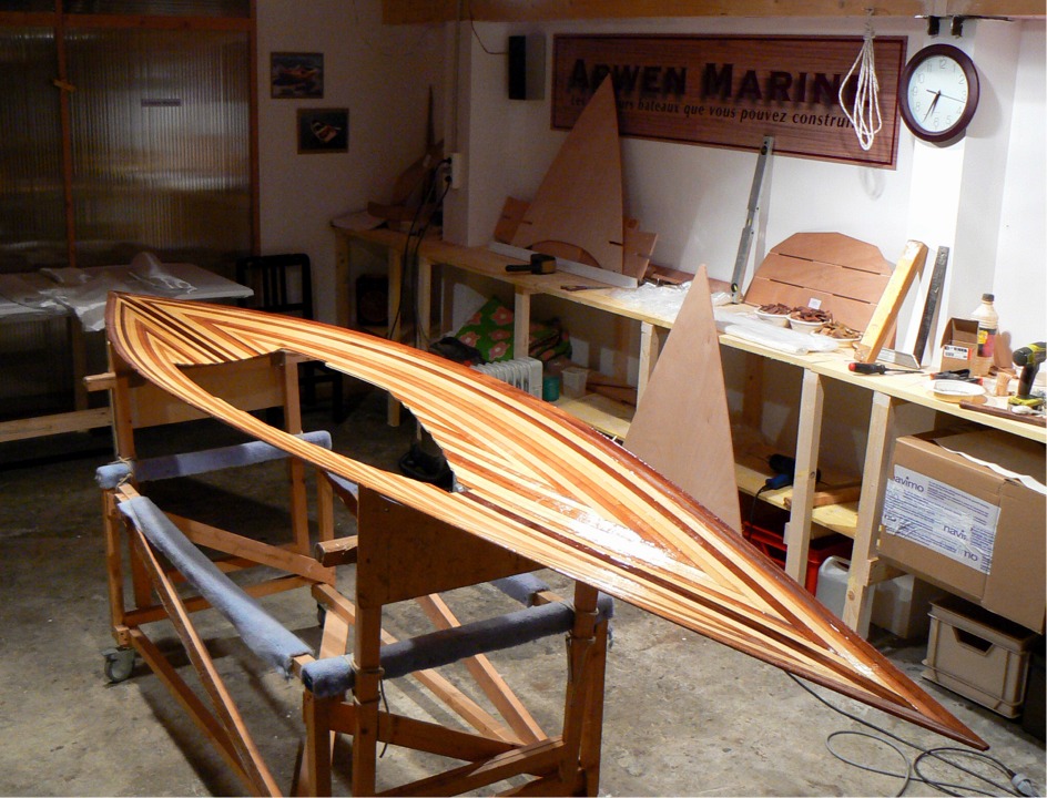 Je viens de passer une couche d'&eacute;poxy charg&eacute;e de microsph&egrave;res afin de boucher les interstices en vue de la stratification de la face int&eacute;rieure du pontage. 