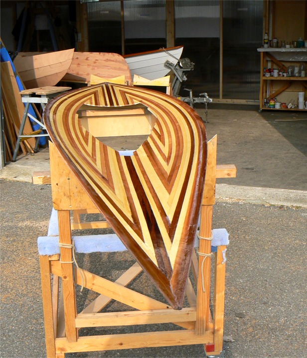 Un timide rayon de soleil et je sors le pontage pour poncer la face int&eacute;rieure avant la stratification. On aper&ccedil;oit &agrave; l'arri&egrave;re-plan, de gauche &agrave; droite, la poupe du Skerry, la proue du Cavelier (coque retourn&eacute;e) et celle du Doris 17 sur la remorque. 