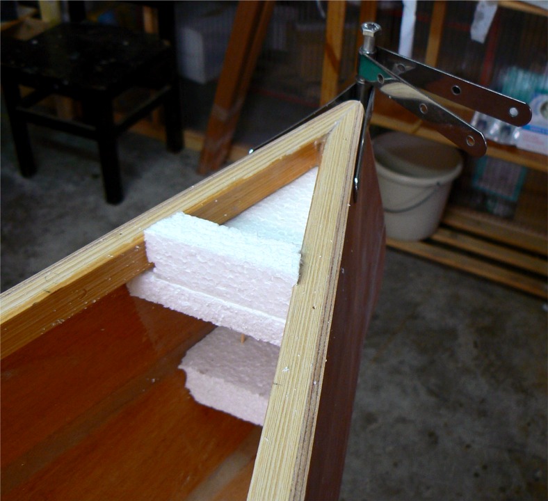 Je vais faire deux remplis partiels d'&eacute;poxy charg&eacute;e : l'un entre les serres bauqui&egrave;res et le second au niveau du bouchain afin de rigidifier la poupe pour la fixation du gouvernail. Je suis tr&egrave;s content de mes &eacute;l&eacute;gants moules en polystyr&egrave;ne expans&eacute; ! Pour le coulage des remplis, j'ai fait un m&eacute;lange de silice et de microsph&egrave;res afin d'avoir une bonne duret&eacute; tout en mod&eacute;rant la densit&eacute; du m&eacute;lange, et donc son poids. 