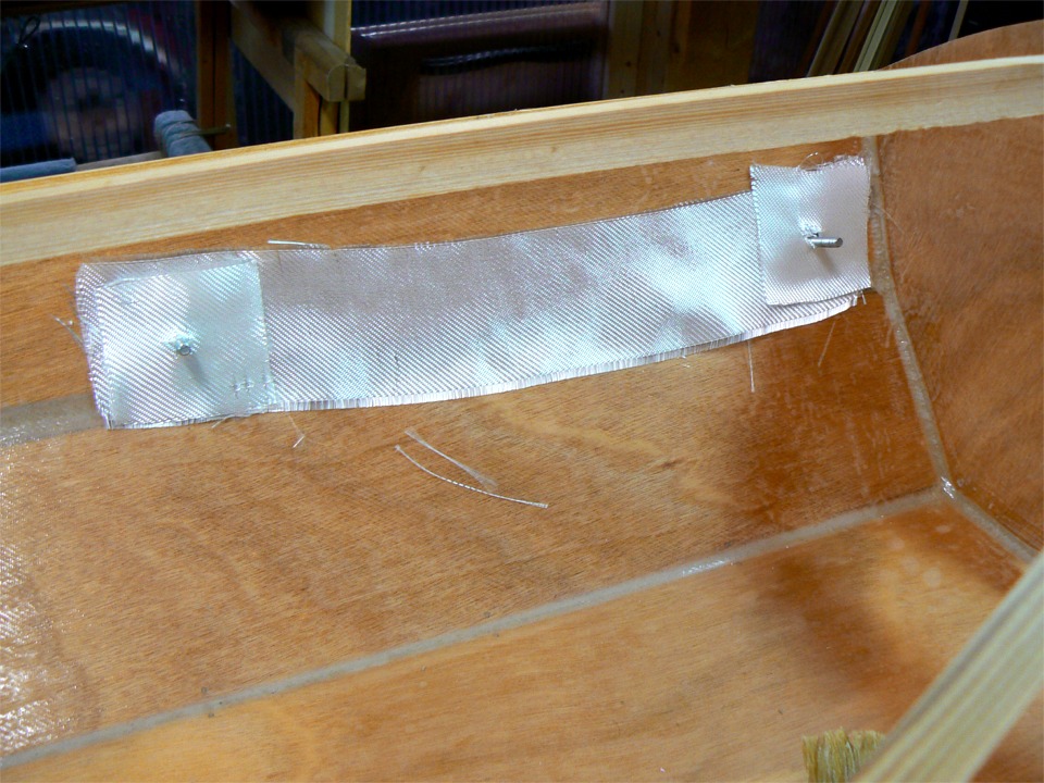 Afin d'&eacute;viter que la t&ecirc;te des vis qui tiendront les glissi&egrave;res des cale-pieds se voient sur l'ext&eacute;rieur du bord&eacute;, j'ai coll&eacute; &agrave; l'&eacute;poxy des tiges filet&eacute;es sur embase inox, cot&eacute; int&eacute;rieur du bord&eacute;, et je vais maintenant saturer par-dessus des renforts en fibre de verre. 